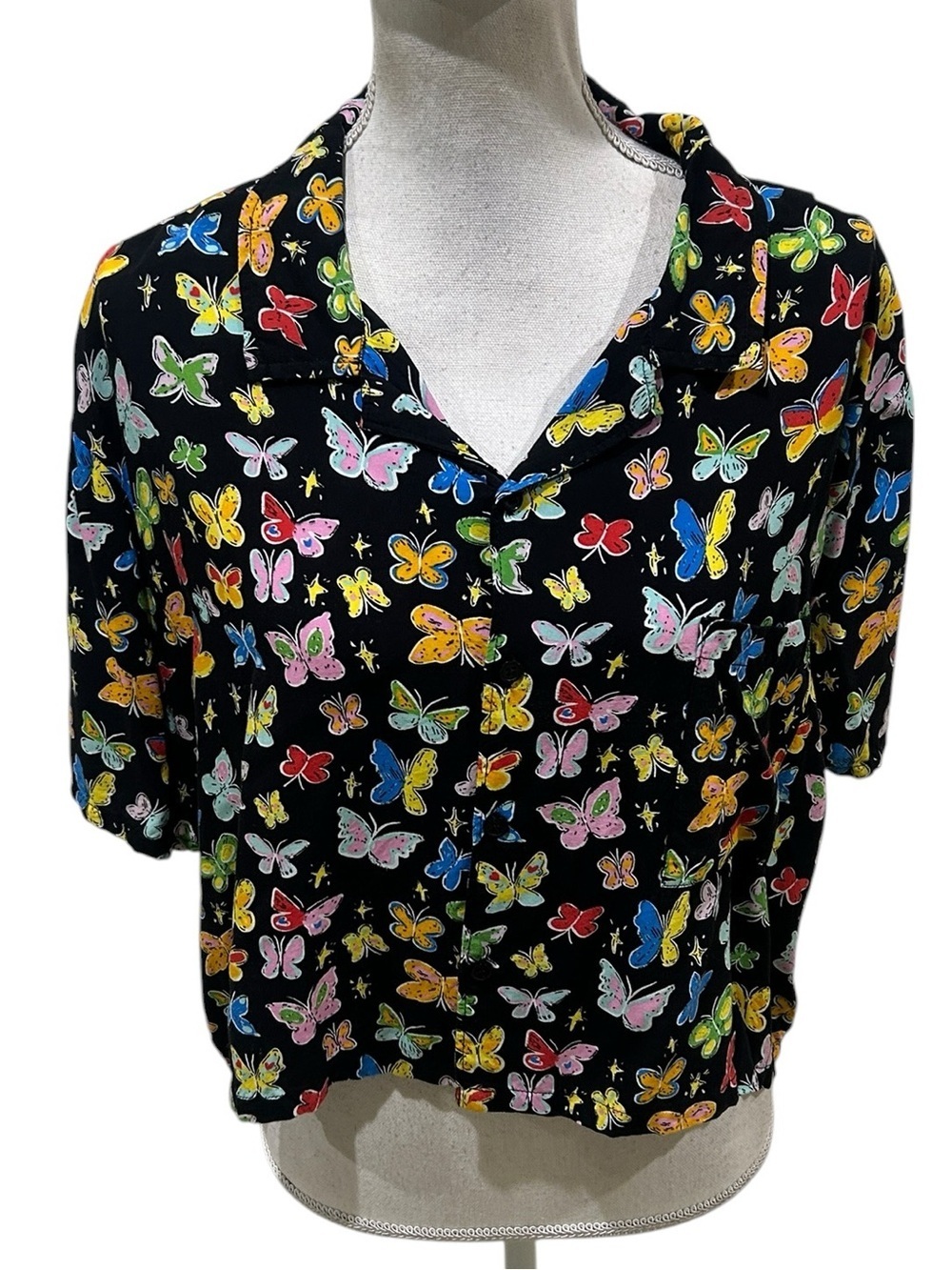 bp Black multi Butterfly Print V-Neck cropped short sleeve Blouse size medium